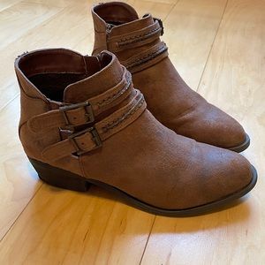 Carlos by Carlos Santana double belted brown ankle boots size 6